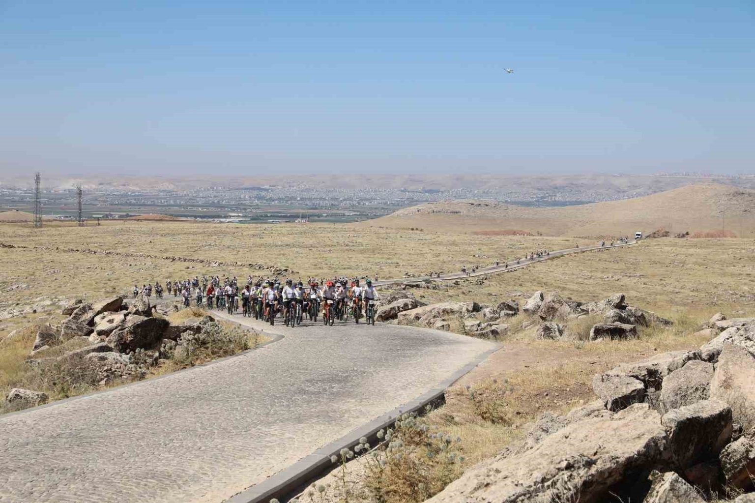 yuzlerce-bisikletli-tarihi-yerlere-ulasmak-icin-pedal-cevirdi