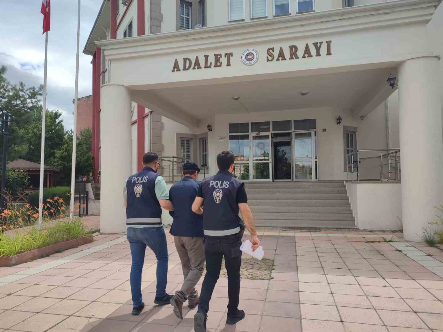 11-yil-hapis-cezasiyla-aranan-sahsi-polis-yakaladi