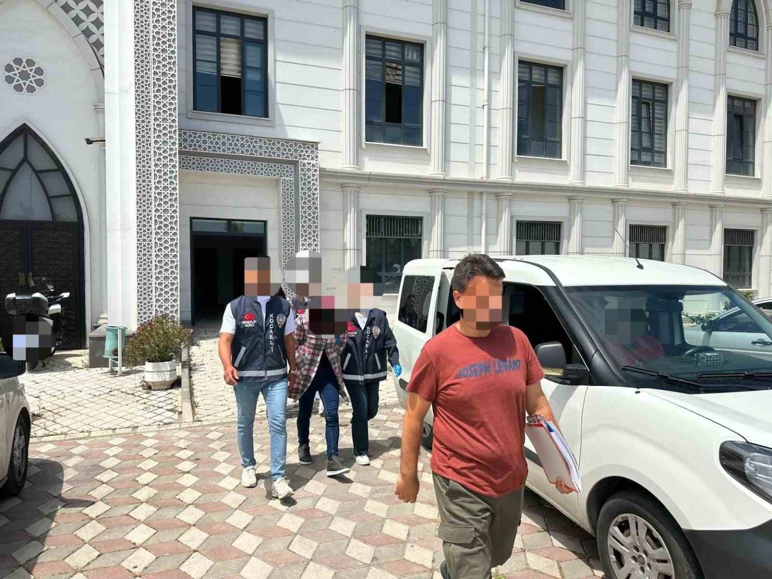250-bin-tl-degerinde-ziynet-esyasi-calan-ve-155-suc-kaydi-bulunan-2-supheli-yakalandi