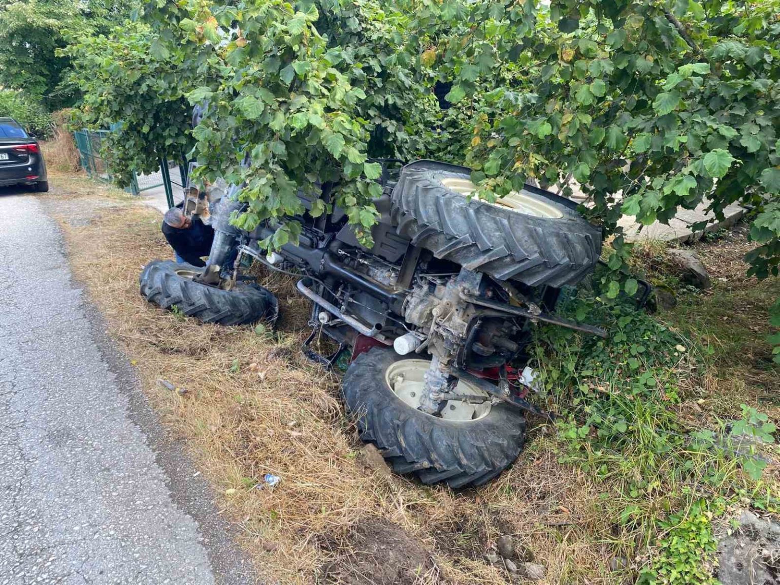 alaplida-traktor-devrildi