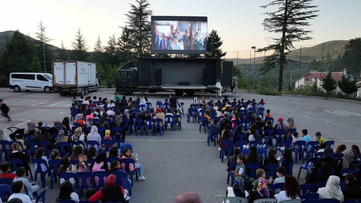 baskan-altay-merkeze-uzak-101-mahallede-sosyal-hayata-katki-icin-sinema-gunleri-duzenliyoruz