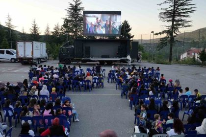 baskan-altay-merkeze-uzak-101-mahallede-sosyal-hayata-katki-icin-sinema-gunleri-duzenliyoruz