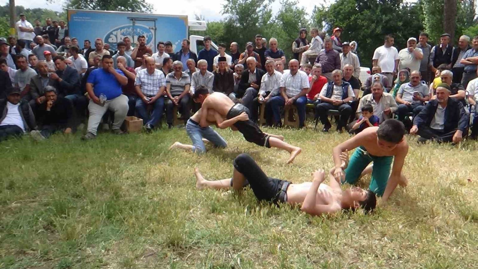 boluda-200-yillik-gelenege-yogun-ilgi-kazanlar-kaynadi-pehlivanlar-kiran-kirana-guresti