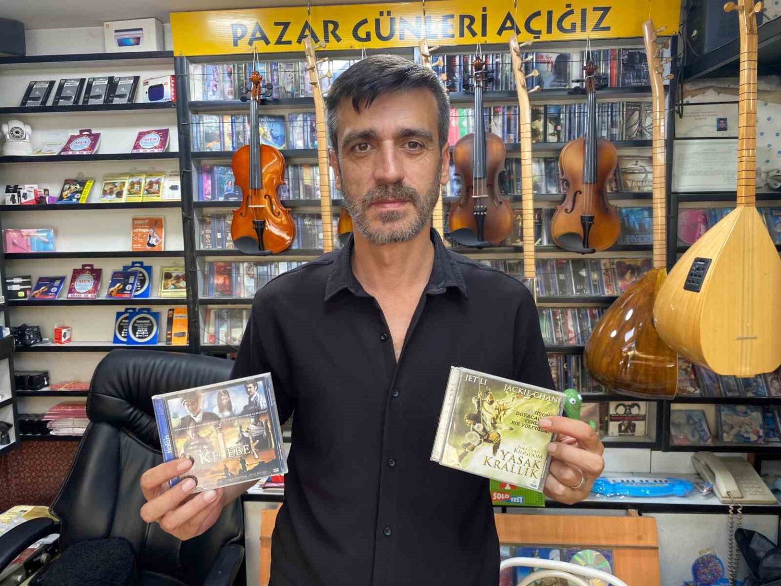 cd-ve-kasetlerin-yerini-muzik-aletleri-aliyor