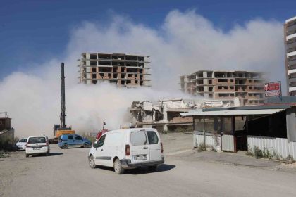 deprem-etkisi-olusturan-13-katli-bina-yerle-bir-olma-ani-kamerada