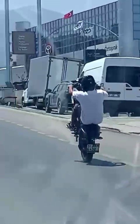 hatayda-motosikletlinin-tehlikeli-hareketleri-yurekleri-agza-getirdi