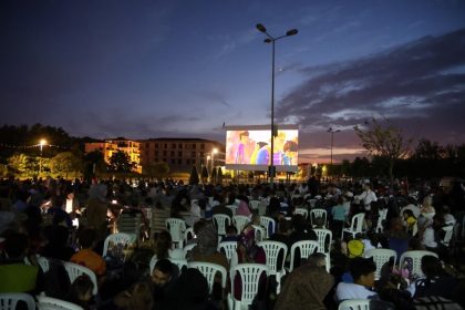 kartepede-acik-hava-sinema-keyfi-basladi