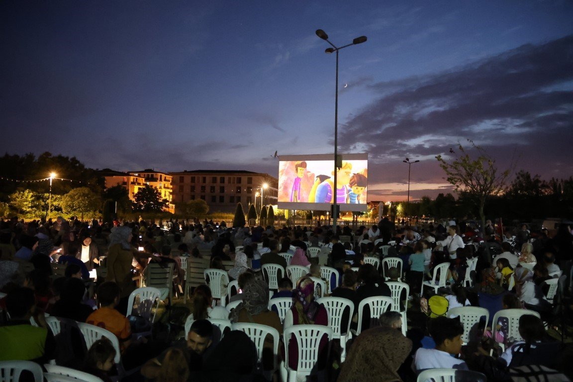 kartepede-acik-hava-sinema-keyfi-basladi
