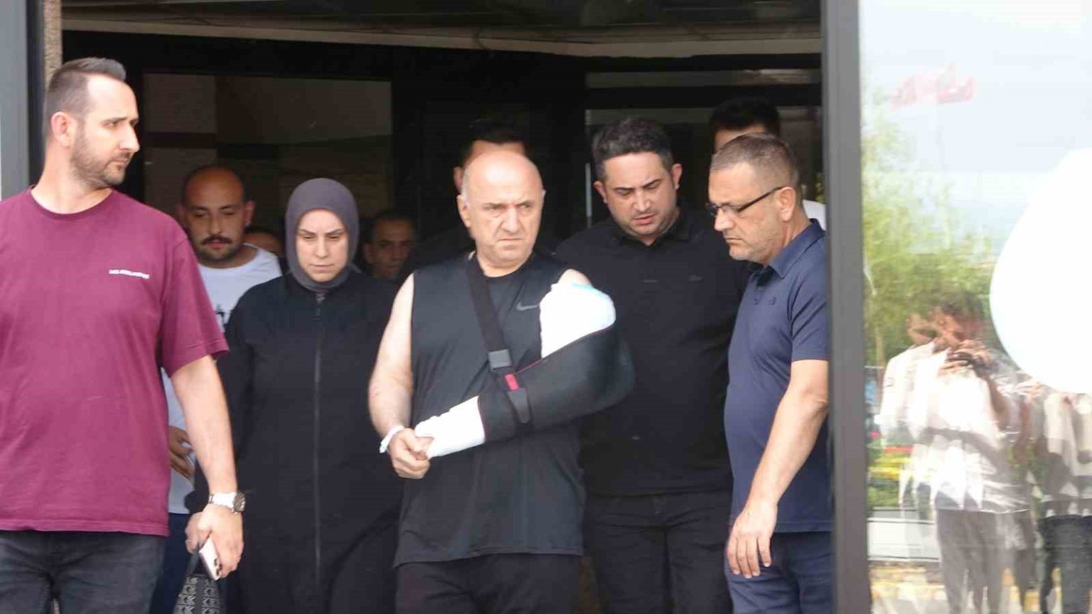 kolundan-vurulan-baskan-biyik-taburcu-edildi-parmaklarimda-his-kayiplari-var