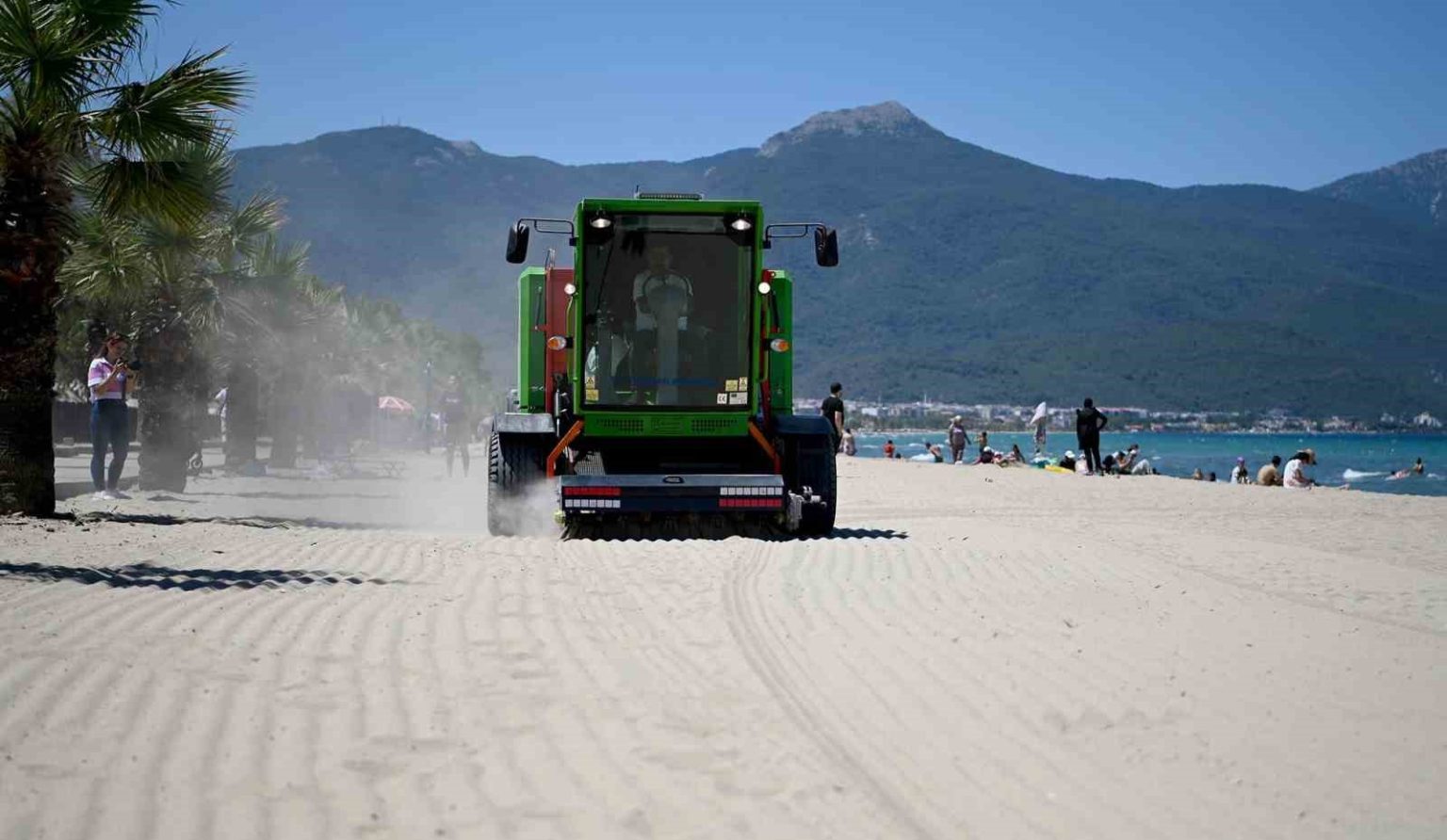 kusadasi-plajlarina-son-model-kum-temizleme-araci