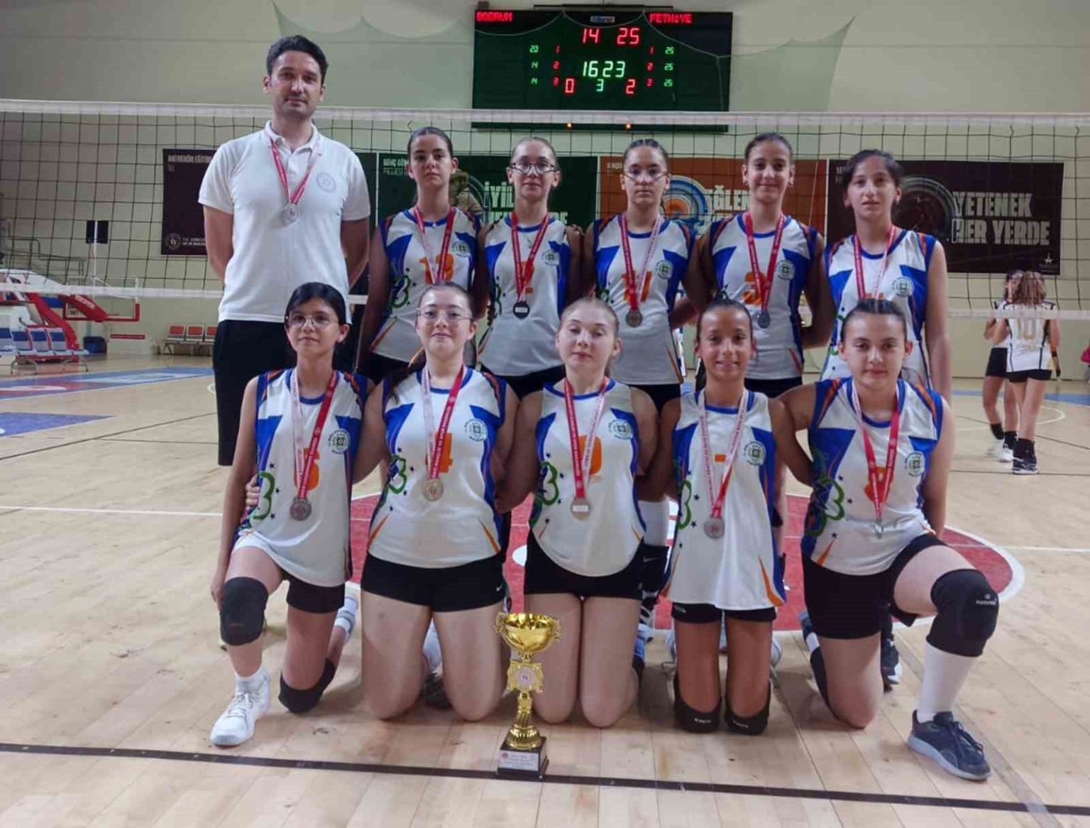 mugla-buyuksehirin-voleybol-takimlarindan-cifte-basari