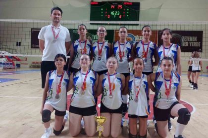 mugla-buyuksehirin-voleybol-takimlarindan-cifte-basari