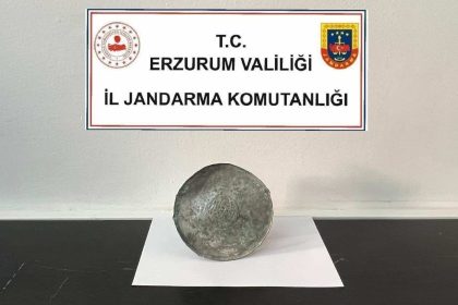piknikte-buldugu-bizans-donemi-bronz-diski-jandarmaya-teslim-etti
