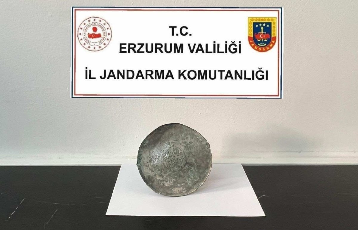 piknikte-buldugu-bizans-donemi-bronz-diski-jandarmaya-teslim-etti