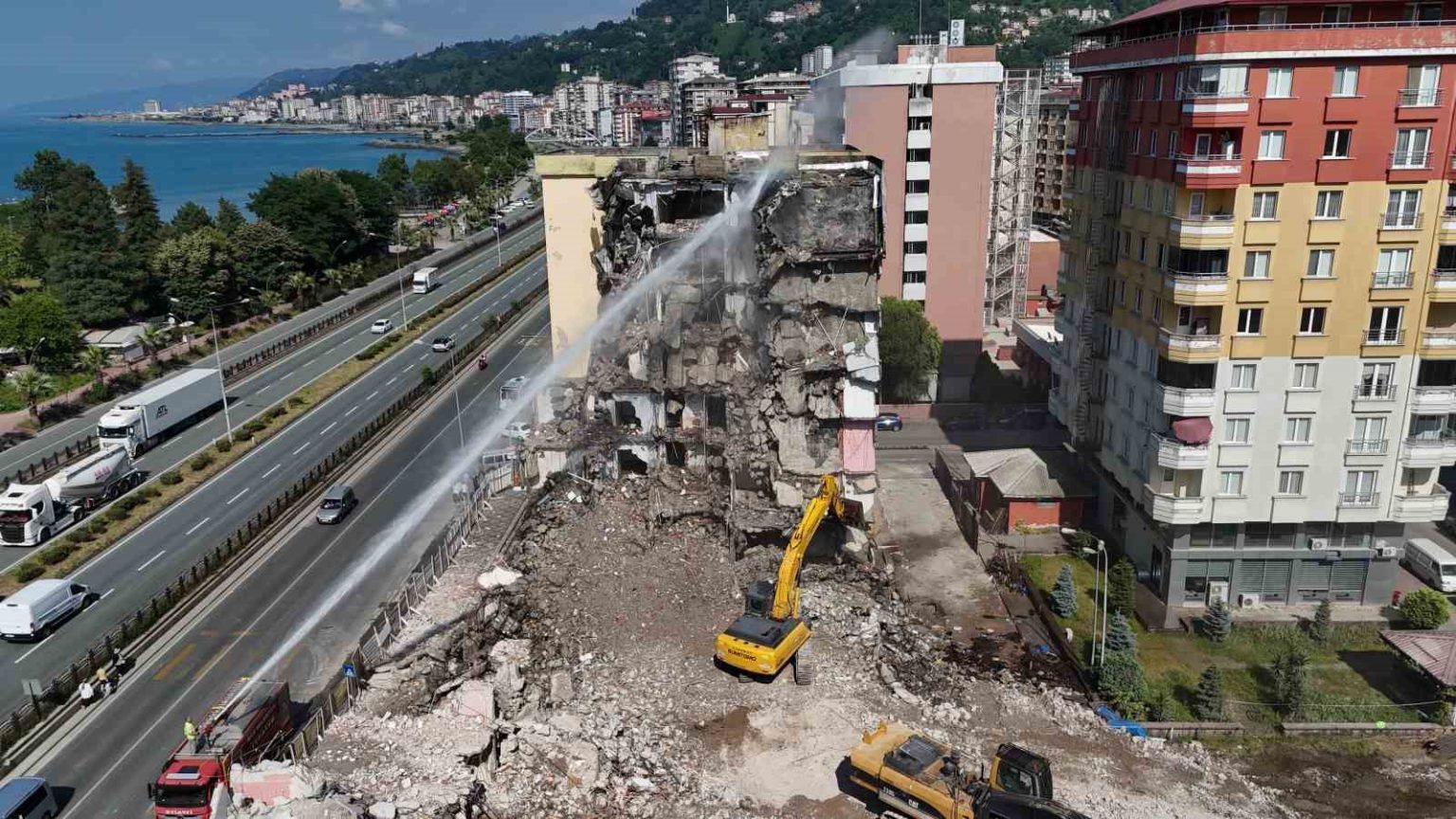 rizede-bosaltilan-binalarin-yikimi-devam-ediyor