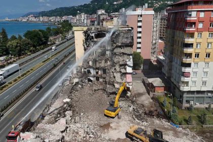 rizede-bosaltilan-binalarin-yikimi-devam-ediyor