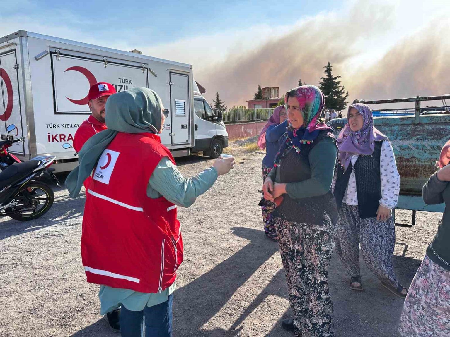 turk-kizilay-akhisarda-varandaslara-ve-ekiplere-destege-devam-ediyor