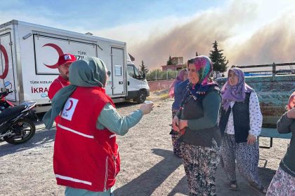 turk-kizilay-akhisarda-varandaslara-ve-ekiplere-destege-devam-ediyor