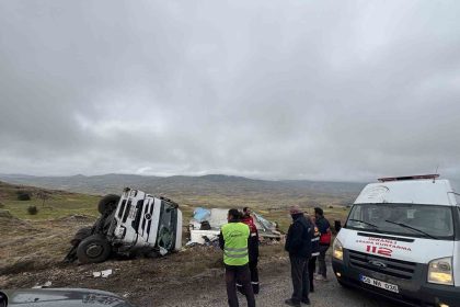 yoldan-cikan-meyve-yuklu-tir-devrildi-surucusu-yaralandi