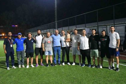 yunusemrenin-u17leri-izmirde-sampiyon-oldu
