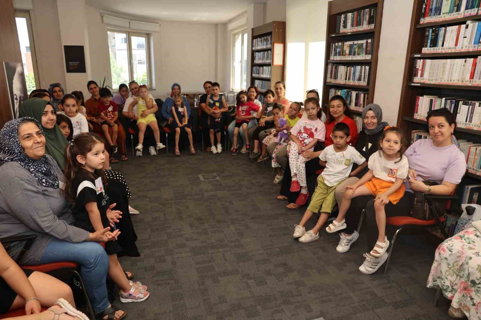 anneler-ve-cocuklar-yaz-tatilinde-kutuphanelerde-bulusuyor