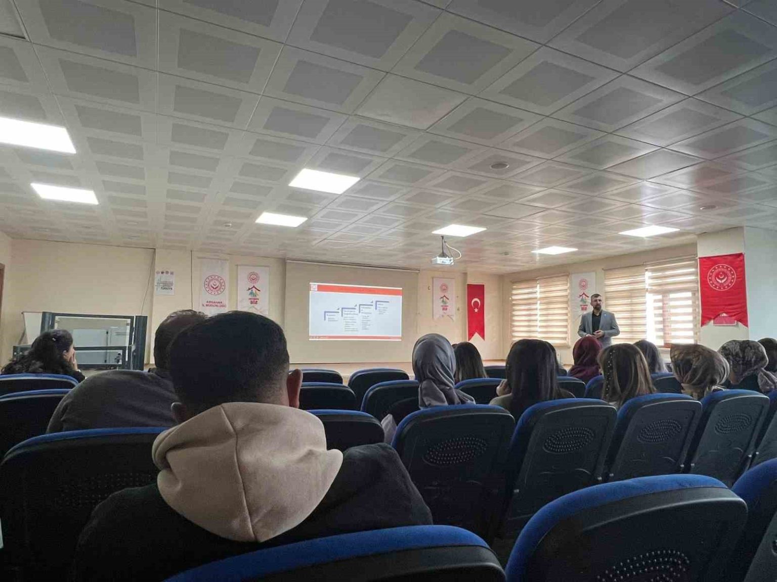 ardahanda-koruyucu-aile-olmak-konulu-seminer-duzenlendi