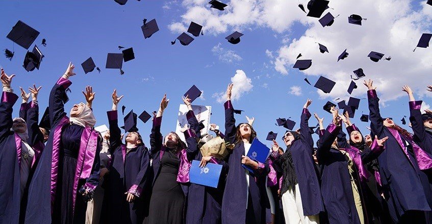 erzurum-teknik-universitesi-2024-2025-akademik-yili-mezuniyet-toreni-kurumsal-bir-cosku-ile-gerceklestirildi