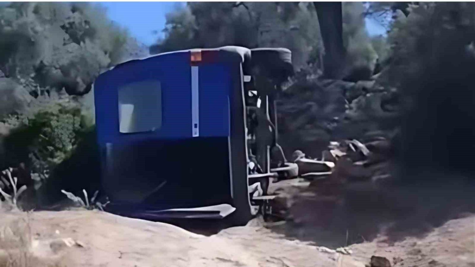 freni-tutmayan-minibus-devrildi-6-yarali