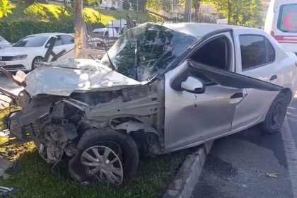 gaziantepte-refujdeki-demirlere-carpan-otomobilde-2-kisi-yaralandi