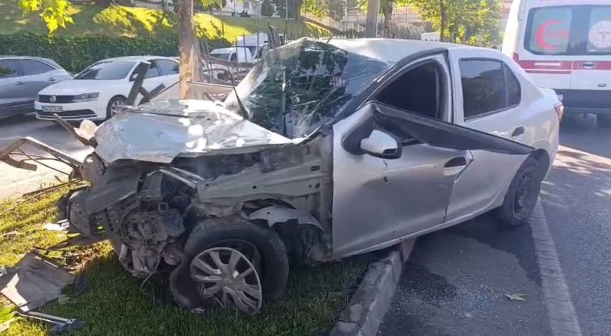 gaziantepte-refujdeki-demirlere-carpan-otomobilde-2-kisi-yaralandi