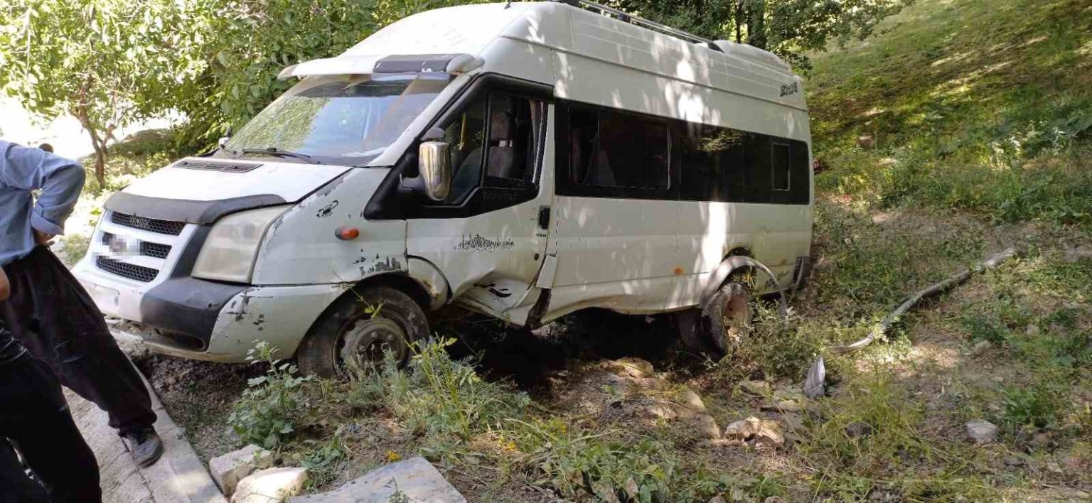 hakkaride-minibus-takla-atti-7-kisi-yaralandi