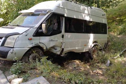 hakkaride-minibus-takla-atti-7-kisi-yaralandi