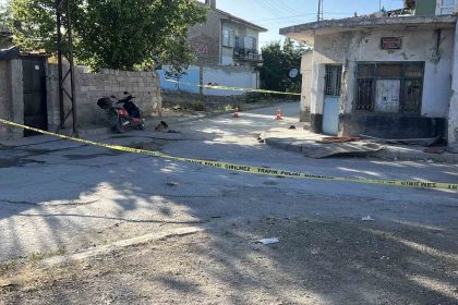 motosikletiyle-kaldirimdaki-ahsap-plakaya-carpan-surucu-kurtarilamadi