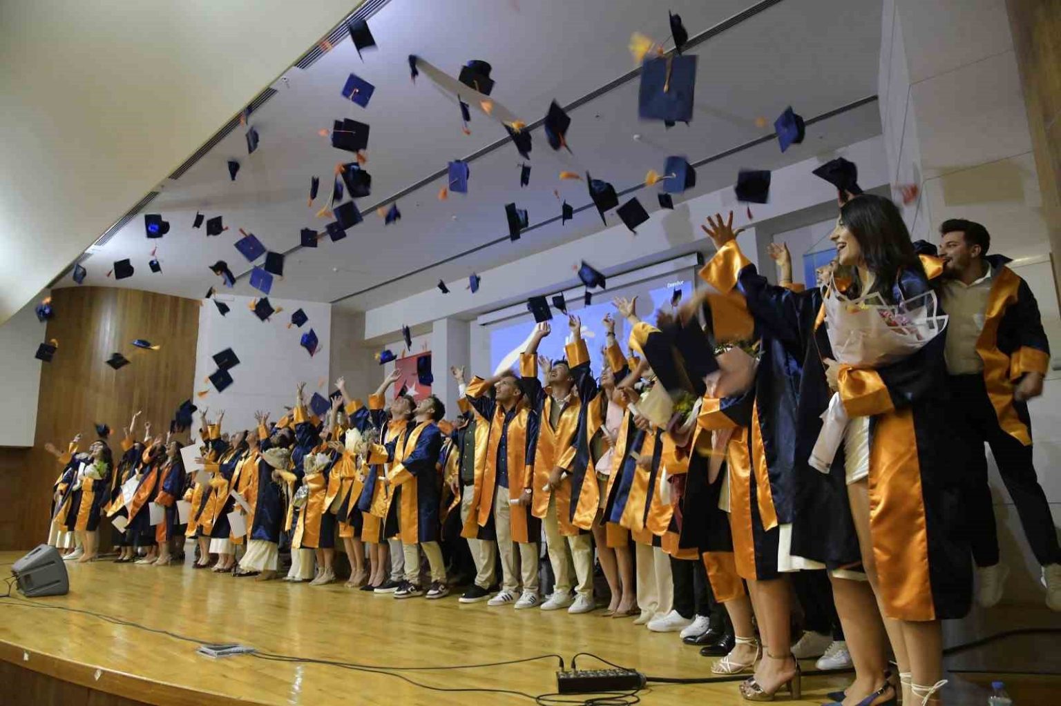 msku-mimarlik-ve-ilahiyat-fakultesinde-mezuniyet-coskusu