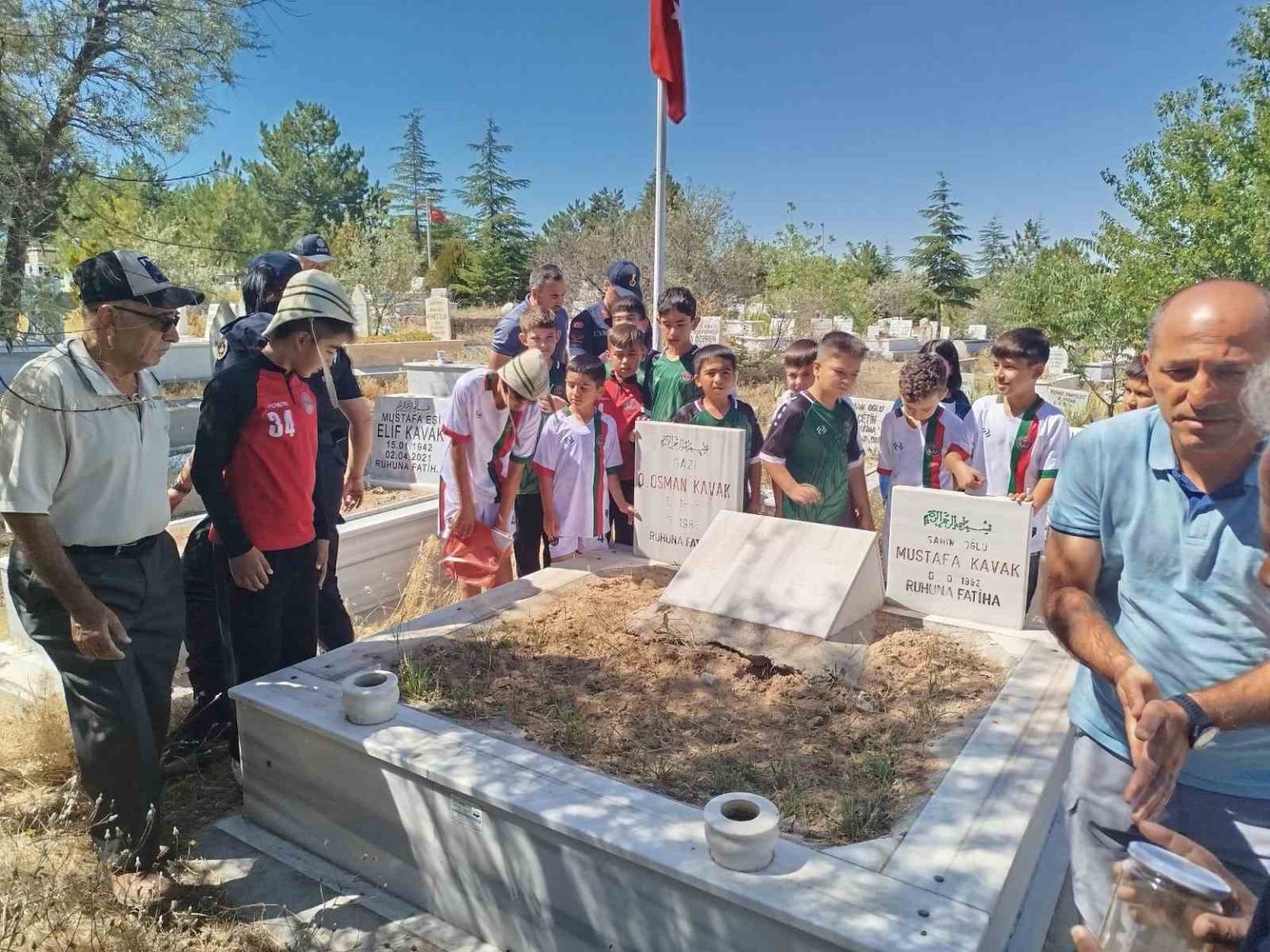 ogretmen-canakkaleden-getirdigi-topragi-gazilerin-mezarlarina-birakti