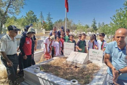 ogretmen-canakkaleden-getirdigi-topragi-gazilerin-mezarlarina-birakti
