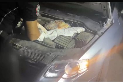 polis-uygulamasina-takilan-otomobilin-kaputundan-2-adet-kalasnikof-silah-ele-gecirildi
