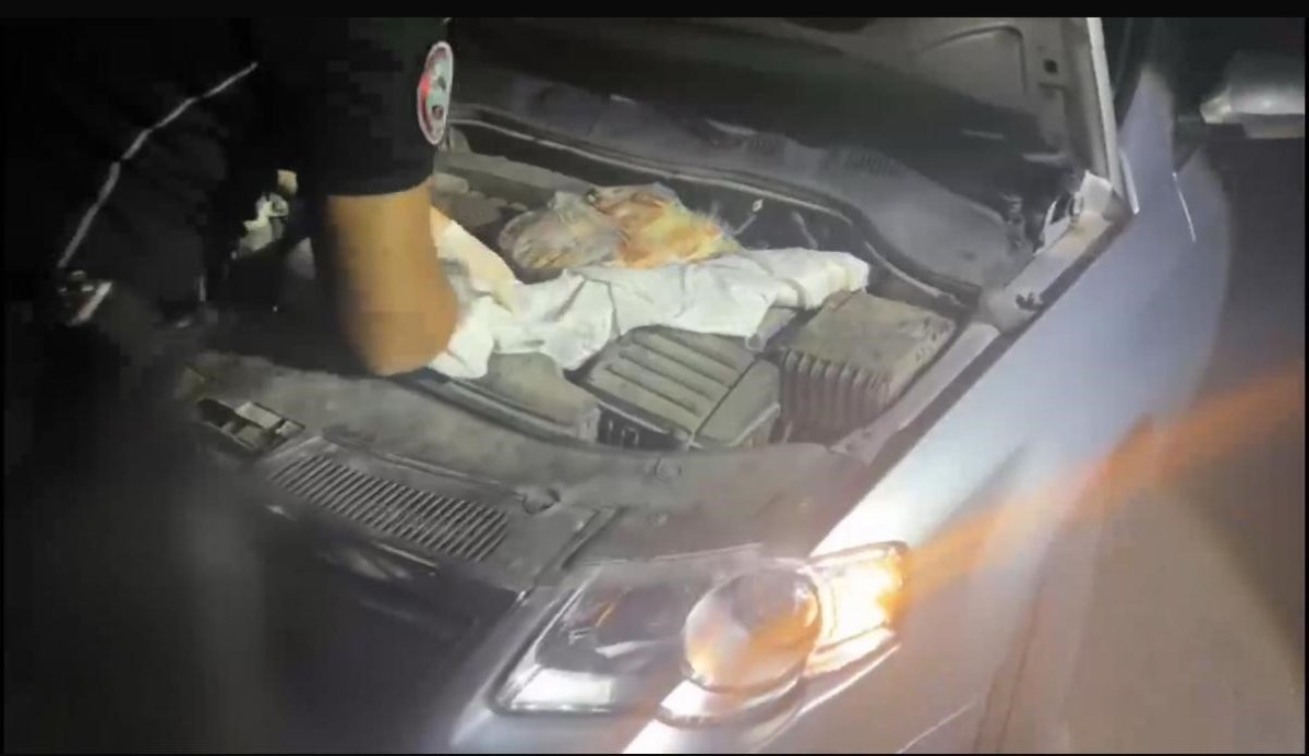 polis-uygulamasina-takilan-otomobilin-kaputundan-2-adet-kalasnikof-silah-ele-gecirildi