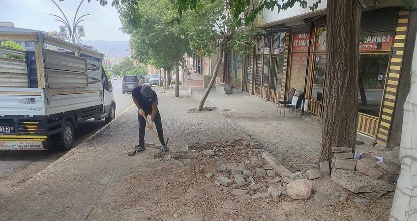 sirnak-belediyesinden-kent-genelinde-yogun-parke-tasi-mesaisi