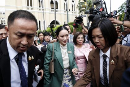 tayland-basbakani-shinawatra-sizdirilan-telefon-gorusmesinin-ardindan-gorevinden-uzaklastirildi