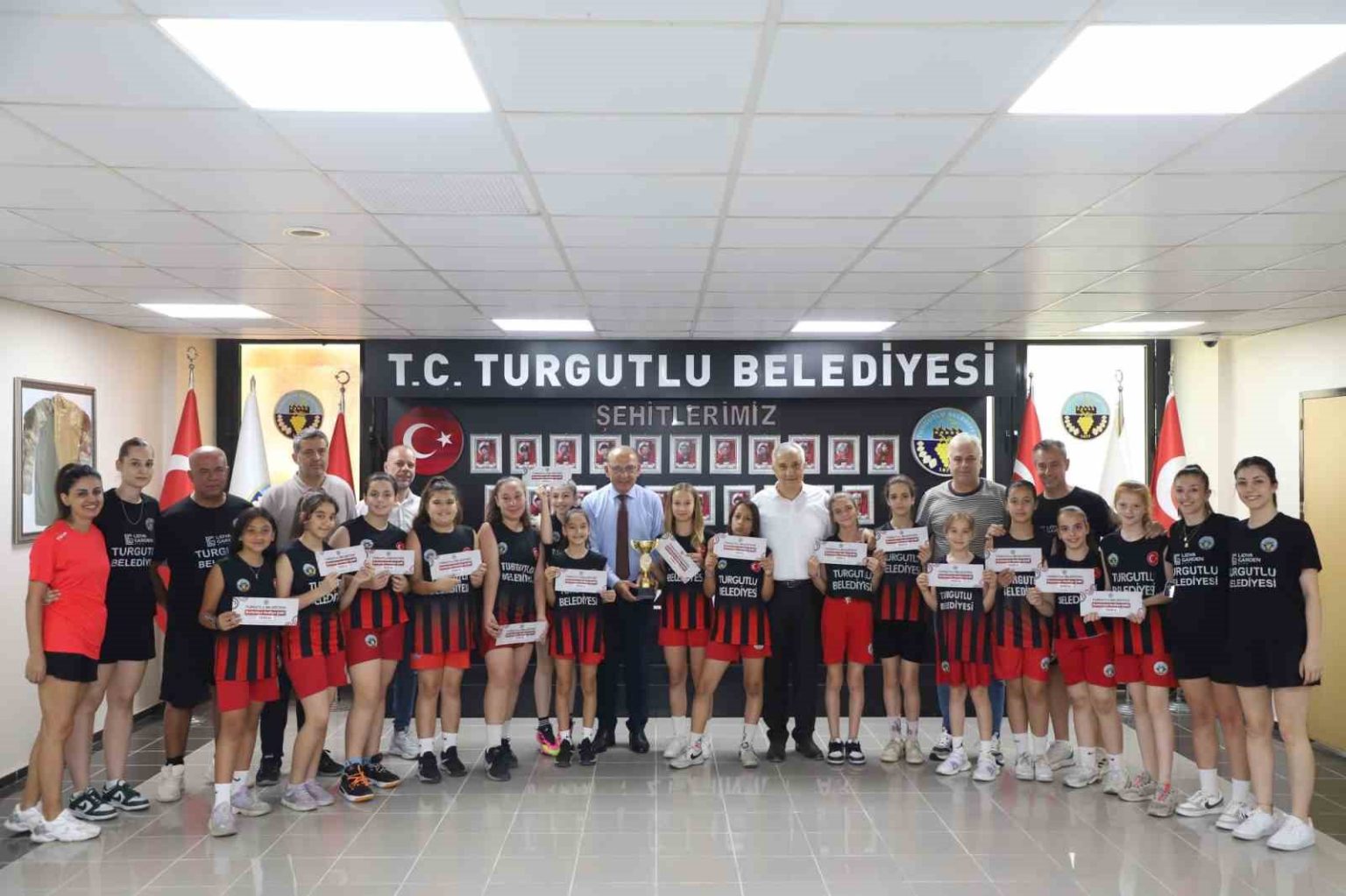 turgutlu-belediyespor-ikincilik-kupasini-baskan-akinla-paylasti