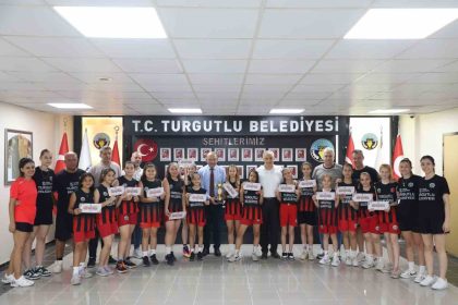 turgutlu-belediyespor-ikincilik-kupasini-baskan-akinla-paylasti