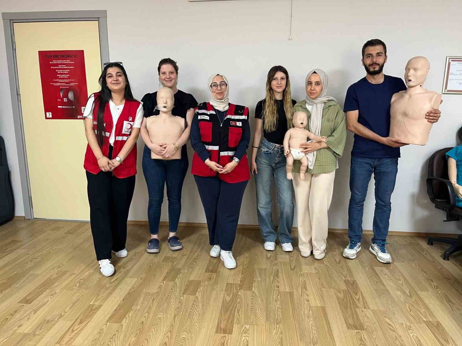turk-kizilaydan-ilk-yardim-egitimleriyle-hem-bilinclendirme-hem-destek