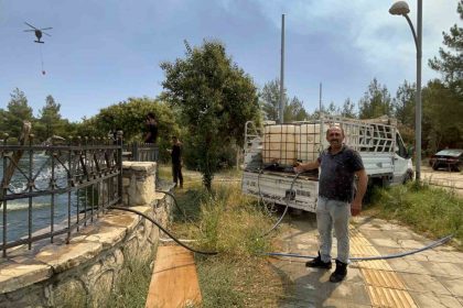 vatandaslar-45-kilometreden-yanginla-mucadeleye-traktorlerle-su-tasiyorlar