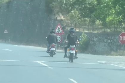 yolda-arizalanan-motosiklet-baska-bir-motosikletliyle-halata-baglanarak-ilerledi