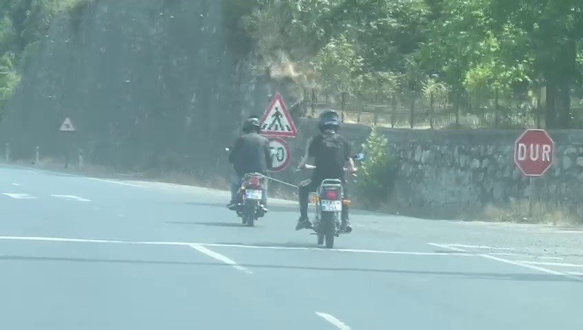 yolda-arizalanan-motosiklet-baska-bir-motosikletliyle-halata-baglanarak-ilerledi
