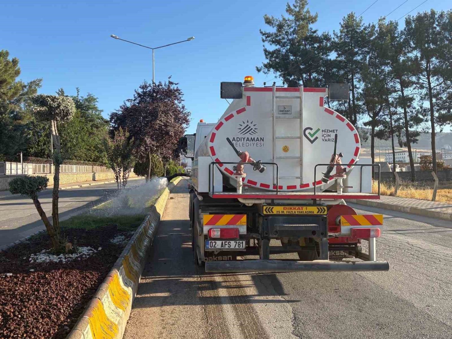 adiyaman-belediyesinden-yaz-aylarinda-yesil-alanlara-ozel-bakim