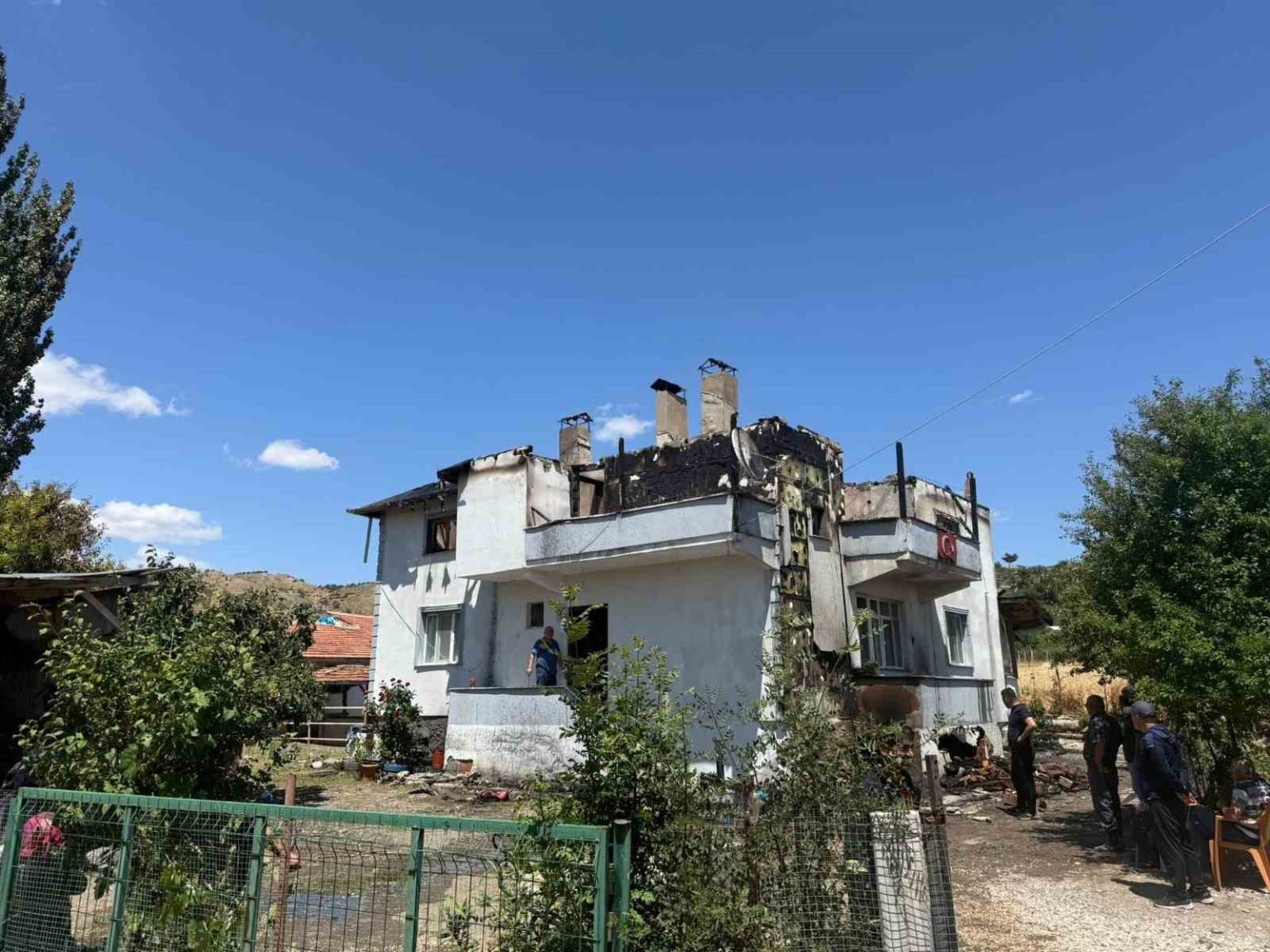 alevlere-teslim-olan-ev-kullanilmaz-hale-geldi