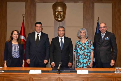 anadolu-universitesi-ile-kibris-dogu-akdeniz-universitesi-arasinda-is-birligi-protokolu-imzalandi