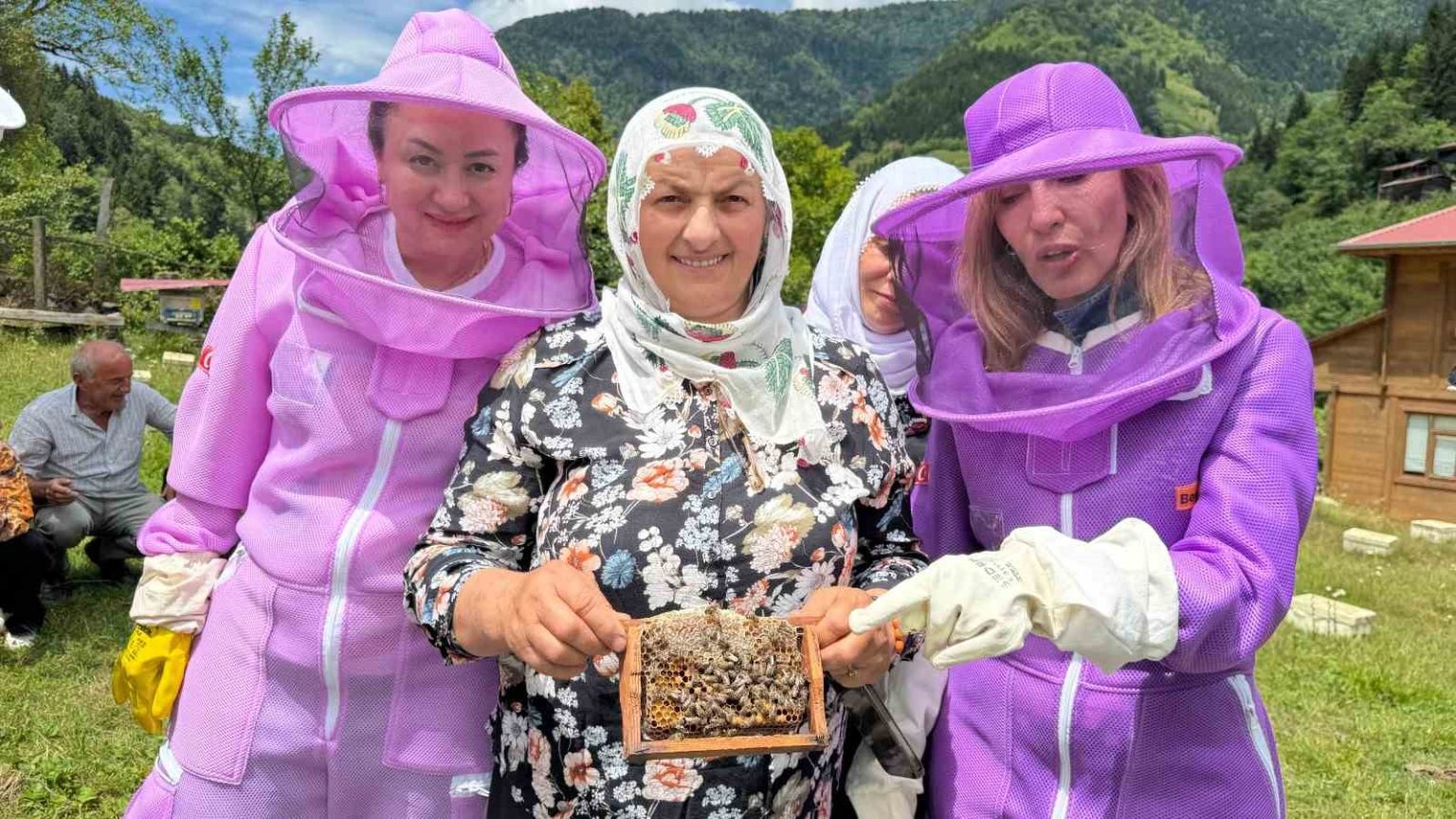 artvinde-ariciligi-doga-turizmiyle-birlestiren-apiturizm-faaliyetleri-basladi